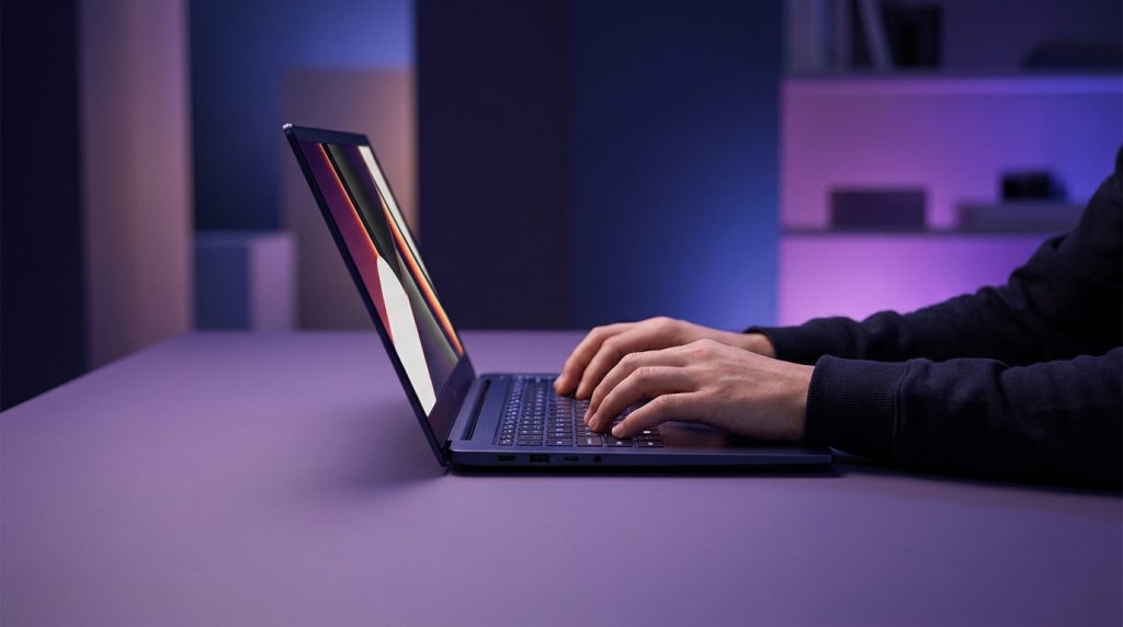 Acer Aspire 3 A315-24P-R6TR laptop showcasing its sleek design and long battery life